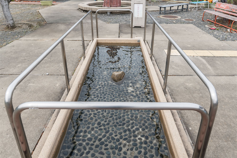 車いすに乗ったままつかれる足湯