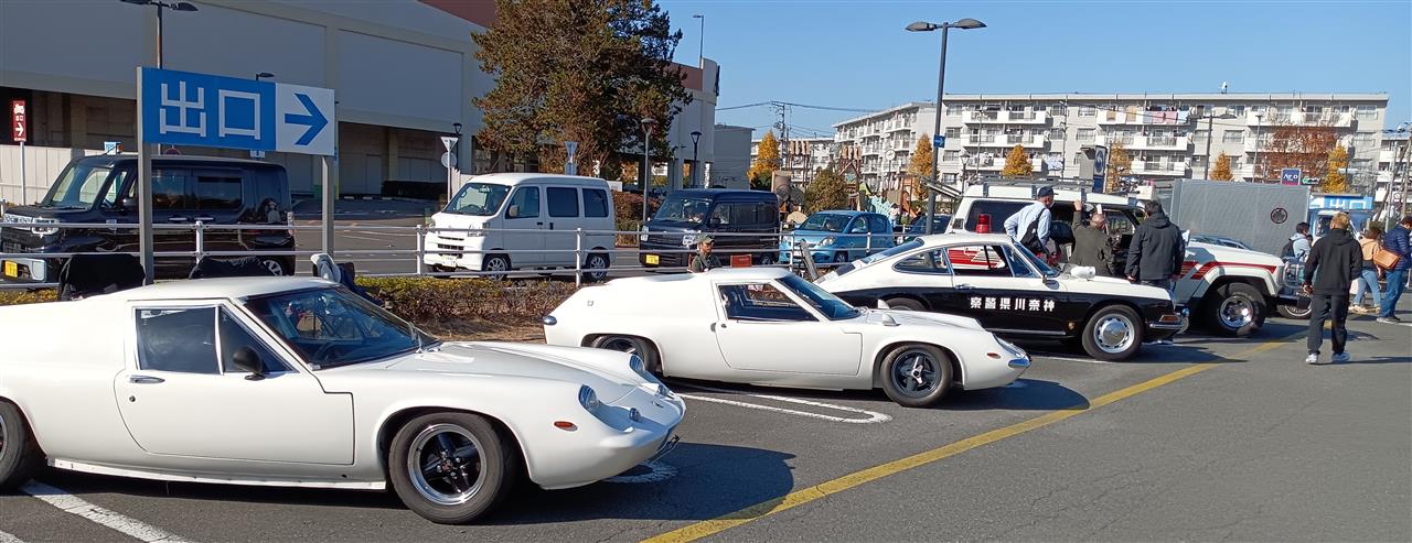 過去のイベントの様子(クラシックカーや警察車両が並んでいます)