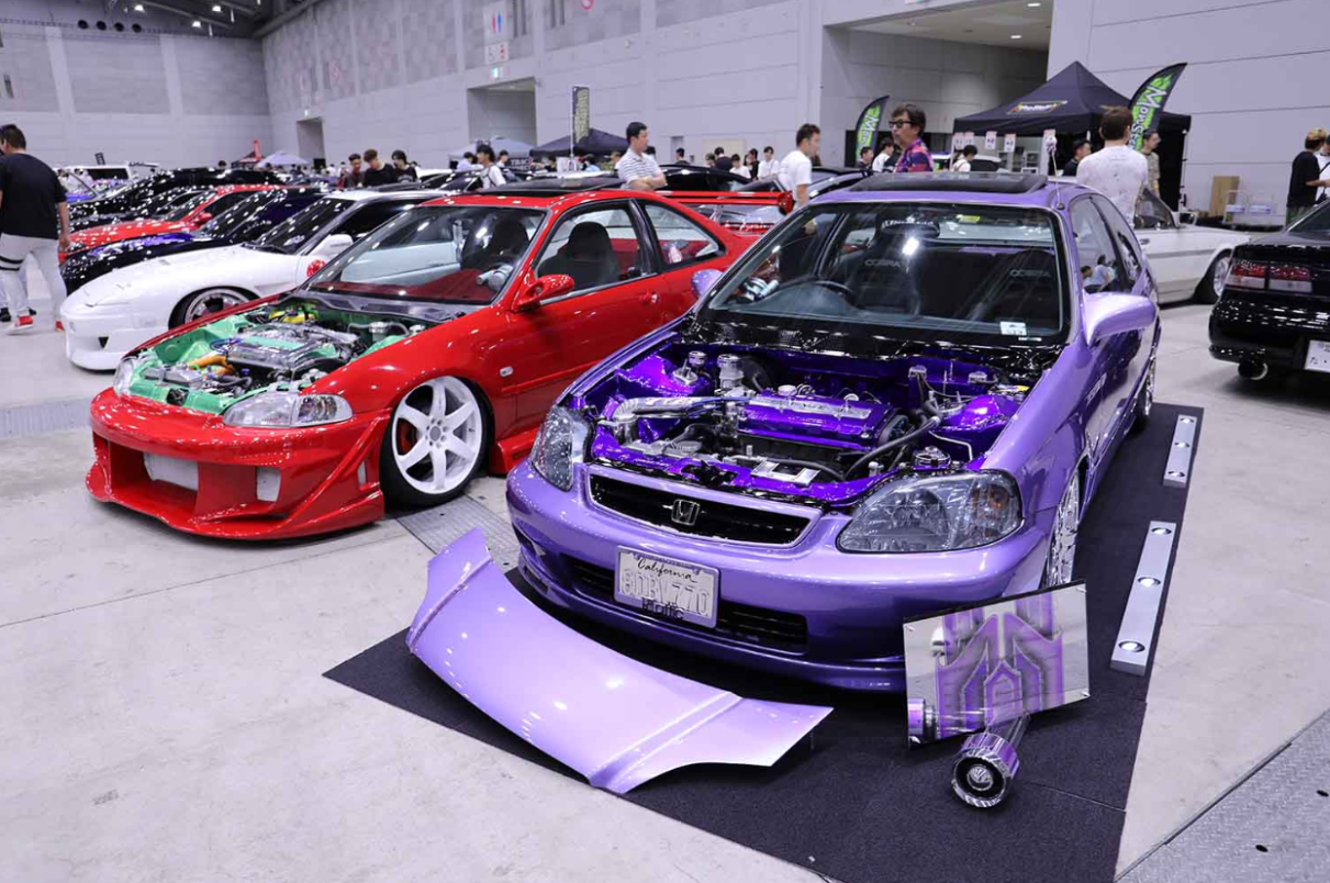 駐車場に駐車している数々の車AI によって生成されたコンテンツは間違っている可能性があります。