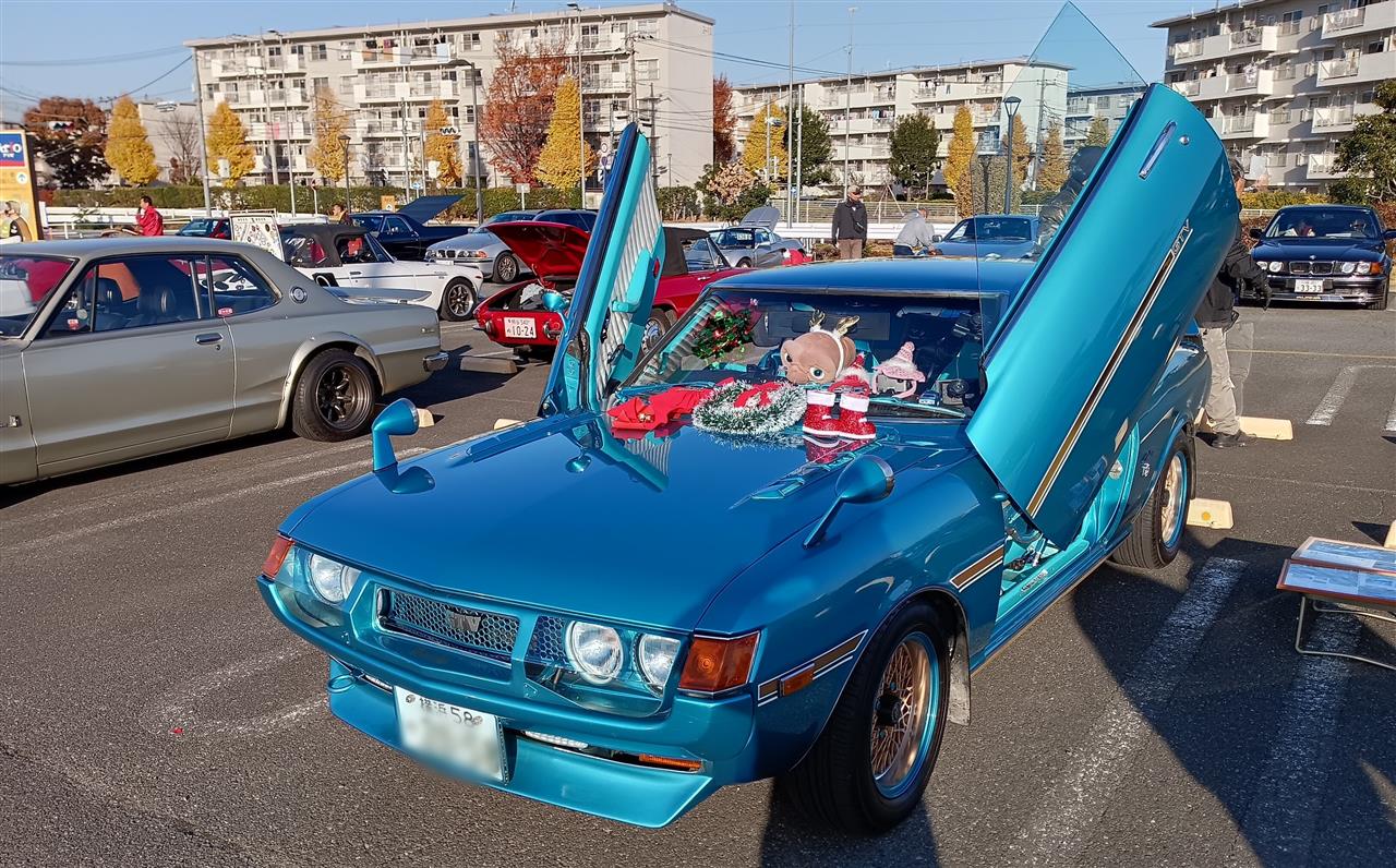 過去イベントの様子(クラシックカーが並んでいます)