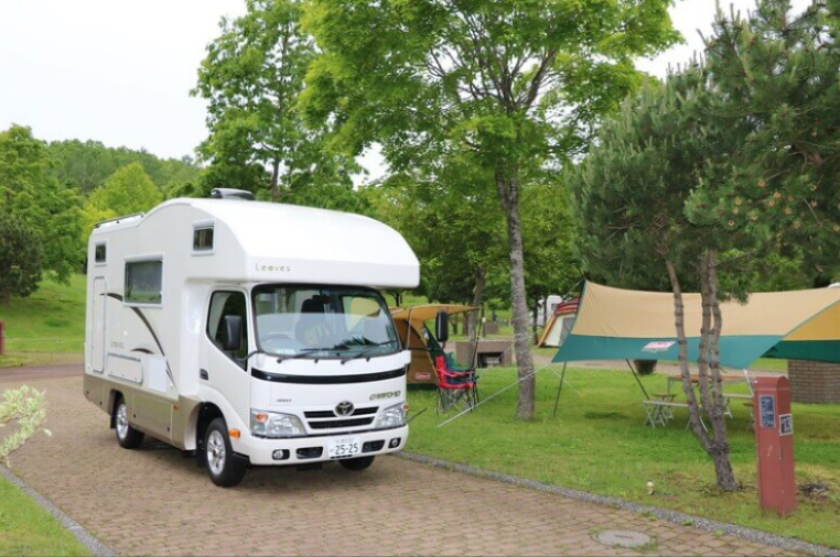 キャンピングカーで快適旅行する3つのコツとおすすめ装備